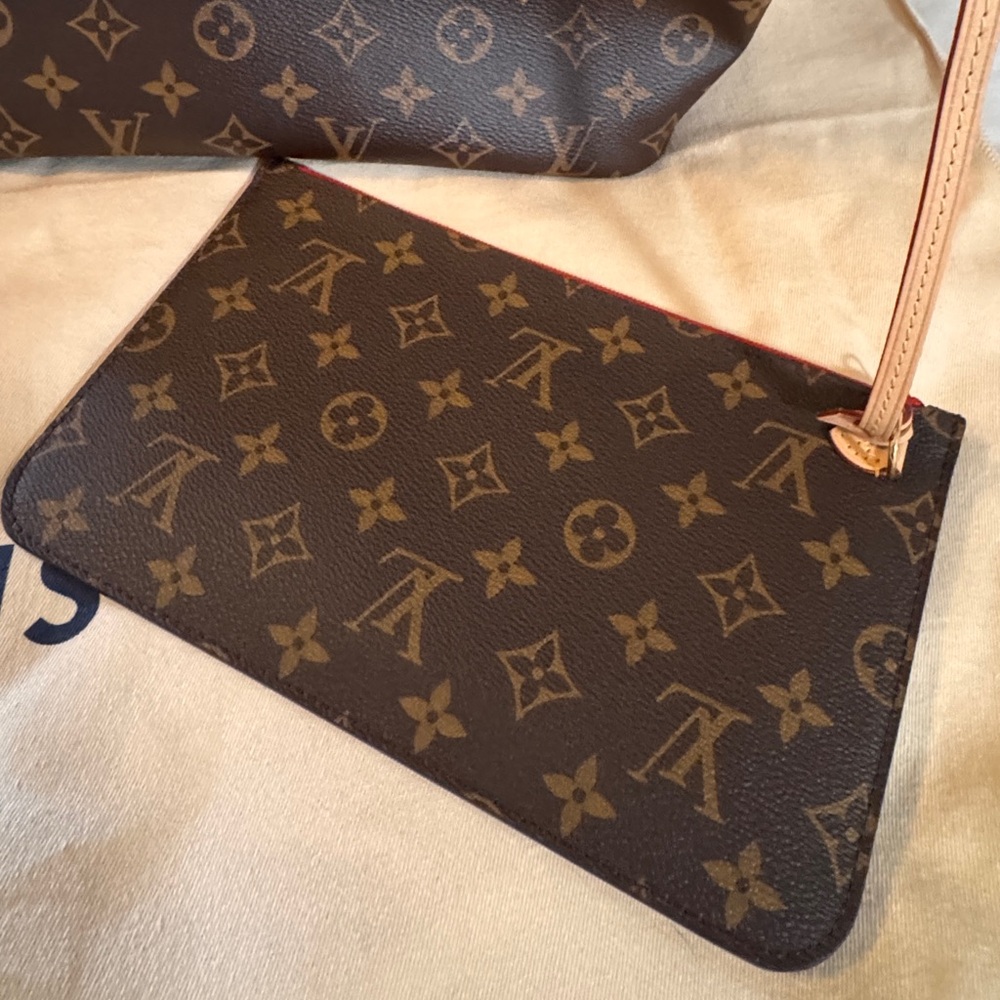 Louis Vuitton Neverfull MM - Picture 8 of 9